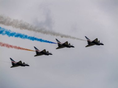 Bangkok, Tayland - 8 Mart 2025: Tayland Kraliyet Hava Kuvvetleri 'nin 88. kuruluş yıldönümünü askeri uçaklar ve 1 Ağustos Çin Hava Kuvvetleri ekibinin yer aldığı heyecan verici hava gösterileriyle kutlamak.