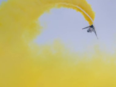 Bangkok, Tayland - 8 Mart 2025: Tayland Kraliyet Hava Kuvvetleri 'nin 88. kuruluş yıldönümünü uluslararası askeri hassasiyetle kutlayan heyecan verici hava gösterisi.