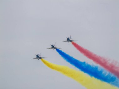 Bangkok, Tayland - 8 Mart 2025: Kraliyet Tayland Hava Kuvvetleri 'nin 88. yıldönümünü çarpıcı hava gösterileriyle kutlayan muhteşem bir askeri havacılık gösterisi.