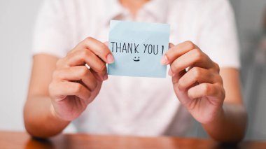 Yürekten bir teşekkür notu minnettarlığını ifade eder ve samimi bir ev ofisi ayarlar..