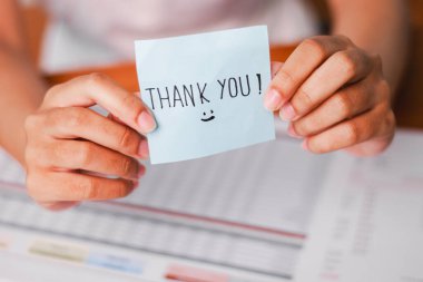 Yürekten bir teşekkür notu. Takdir ve pozitifliği ifade eden bir ofis..