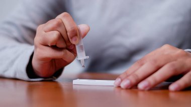 Bir kişi kusursuz bir test süreci yürütüyor. Laboratuvarda yenilik sergileniyor. Bilimsel deney..