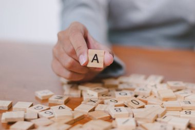 Bir kelime oyununu harflerle oynamak yaratıcılığı teşvik eder ve ev ortamını öğrenir..