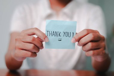 Minnettarlığımızı simgeleyen bir teşekkür notu tutuyoruz..