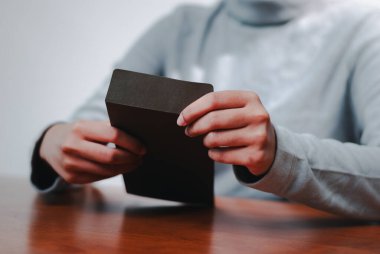 İş kararlarının karmaşıklığını modern profesyonel bir ortamda araştırıyoruz..