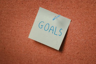 Başarıya ulaşmak için hedef belirleme işinin önemini vurgulayan görsel bir ipucu..