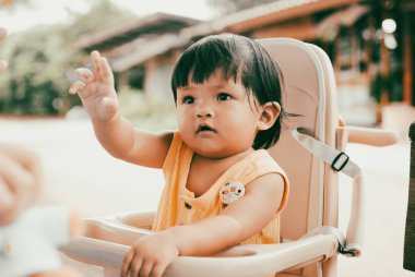 Dışarıda ailesiyle meşgul olan bir kızın neşeli bir sahnesi..