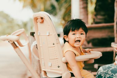 Neşeli bir kız çocuğu dışarıda ailesiyle samimi bir anın tadını çıkarırken gülümsüyor..