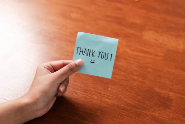 Samimi bir ofis ortamında çekilen ve minnettarlık ve kişisel bağlantıyı vurgulayan içten bir teşekkür notu..