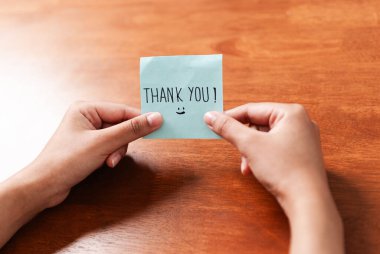 Birinin minnettarlığını elle yazılmış bir teşekkür notuyla ifade ettiği samimi bir an..