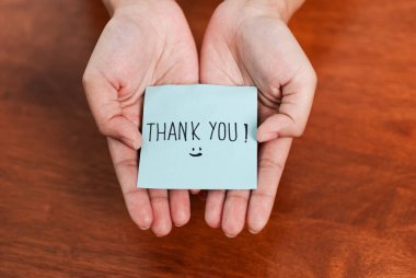 Yürekten bir teşekkür notu samimi bir ev ortamında minnettarlığı ve bağlantıyı simgeler..