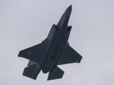 Bangkok, Tayland - 8 Mart 2025 Kraliyet Tayland Hava Kuvvetleri 'nin 88. yıl dönümü hava gösterisinde heyecan verici F-35 askeri uçağını deneyin..