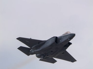 Bangkok, Tayland - 8 Mart 2025: Tayland Kraliyet Hava Kuvvetleri 'nin 88. yıl dönümü hava gösterisi sırasında ileri hava manevraları sergilenirken F-35 askeri uçağı kalabalığı büyüledi.