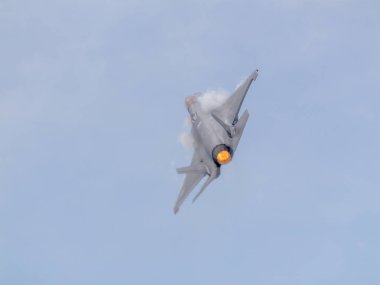 Bangkok, Tayland - 8 Mart 2025 Kraliyet Tayland Hava Kuvvetleri 'nin yıl dönümü kutlamalarında F-35 heyecan verici manevralar gerçekleştirdi.
