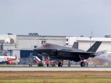 Bangkok, Tayland - 8 Mart 2025: Kraliyet Tayland Hava Kuvvetleri 88. yıldönümü münasebetiyle F-35 askeri uçağının etkileyici bir gösterisi.