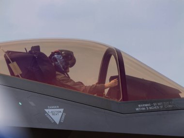 Bangkok, Tayland - 8 Mart 2025: Tayland Kraliyet Hava Kuvvetleri 'nin 88. yıldönümü hava gösterisinde bir F-35 askeri uçağı kapasitesini gösterdi.