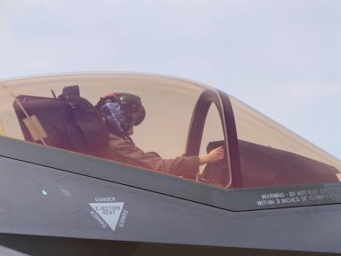 Bangkok, Tayland - 8 Mart 2025: Tayland Kraliyet Hava Kuvvetleri 88. yıldönümlerini F-35 askeri uçağının yer aldığı etkileyici bir hava gösterisiyle kutladı.