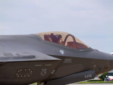 Bangkok, Tayland - 8 Mart 2025: Kraliyet Tayland Hava Kuvvetleri 'nde 88. yıl dönümünde gelişmiş askeri havacılık sergilenen heyecan verici F-35 gösterisini deneyin.