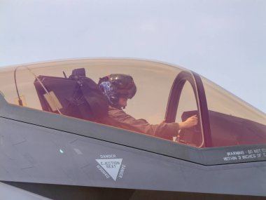 Bangkok, Tayland - 8 Mart 2025: Kraliyet Tayland Hava Kuvvetleri 'nin 88. yıldönümü hava gösterisinde F-35 izleyicileri heyecanlandırdı.