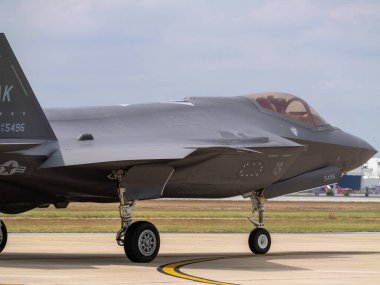 Bangkok, Tayland - 8 Mart 2025 Kraliyet Tayland Hava Kuvvetleri 88. yıl dönümü hava gösterisinde F-35 askeri uçaklarının heyecan verici gösterisini izleyin.