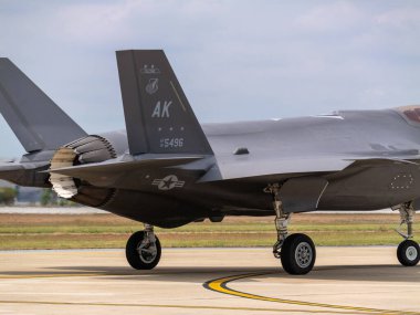 Bangkok, Tayland - 8 Mart 2025 Kraliyet Tayland Hava Kuvvetleri 'nin 88. yıl dönümü hava gösterisinde heyecan verici F-35 askeri uçağını deneyin..