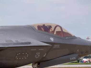 Bangkok, Tayland - 8 Mart 2025 Kraliyet Tayland Hava Kuvvetleri 88. yıl dönümü hava gösterisinde F-35 etkileyici manevralar gerçekleştirdi.