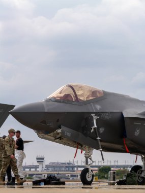 Bangkok, Tayland - 8 Mart 2025 Kraliyet Tayland Hava Kuvvetleri 'nin 88. yıl dönümü hava gösterisinde F-35 askeri uçaklarının heyecanını yaşayın.