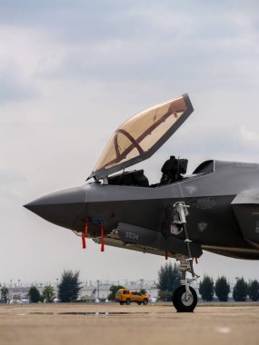 Bangkok, Tayland - 8 Mart 2025 Kraliyet Tayland Hava Kuvvetleri 88. kuruluş yıldönümünü hayret verici bir F-35 hava gösterisi ile kutladı..