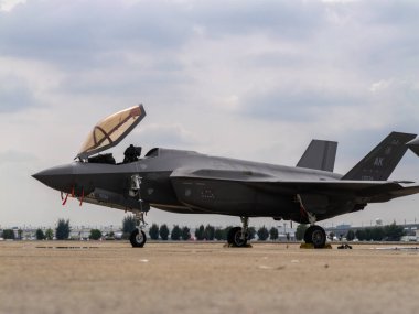 Bangkok, Tayland - 8 Mart 2025: Tayland Kraliyet Hava Kuvvetleri 'nin 88. yıl dönümü hava gösterisinde kapasitesini sergileyen F-35 askeri uçağını deneyin.