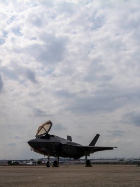 Bangkok, Tayland - 8 Mart 2025: Kraliyet Tayland Hava Kuvvetleri 88. yıldönümü hava gösterisi sırasında F-35 ileri askeri beceriler sergiliyor