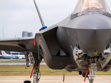 Bangkok, Tayland - 8 Mart 2025 Kraliyet Tayland Hava Kuvvetleri 88. yıldönümü hava gösterisinde F-35 askeri uçaklarının heyecan verici gösterisini izleyin.
