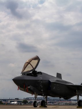 Bangkok, Tayland - 8 Mart 2025: Tayland Kraliyet Hava Kuvvetleri 'nin gelişmiş askeri havacılığı vurgulayan yıldönümü etkinliğinde F-35' in etkileyici gösterisini deneyin.
