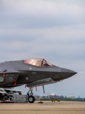 Bangkok, Tayland - 8 Mart 2025: F-35, Tayland Kraliyet Hava Kuvvetleri 'nin yıl dönümü hava gösterisinde sahneye çıktı..