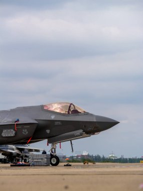 Bangkok, Tayland - 8 Mart 2025: F-35 Kraliyet Tayland Hava Kuvvetleri 88. yıl dönümü hava gösterisi sırasında ileri kapasitesini sergiliyor.