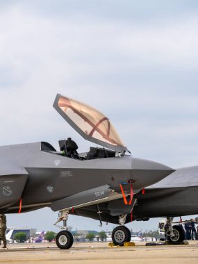 Bangkok, Tayland - 8 Mart 2025 Kraliyet Tayland Hava Kuvvetleri 88. yıl dönümü hava gösterisinde F-35 askeri uçak gösterisi.