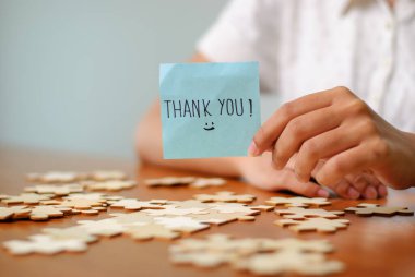 Yürekten bir teşekkür notu. Yaratıcı bir çalışma alanının ortasında belirtilmiş. Minnettarlığımı ifade ediyor..