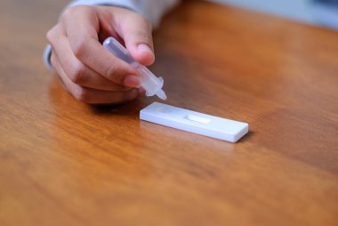 Kişisel bakım ve sağlık bilincini vurgulayan kendi kendine test yapan bir kişinin yakın çekim görüntüsü.