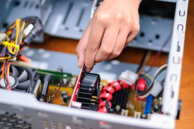 Bir teknoloji atölyesinde donanım güncellemelerini gösteren bilgisayar parçaları kurarken çekilmiş yakın plan bir fotoğraf..