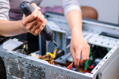 Bir teknisyen, teknolojik DIY sürecinin karmaşıklıklarını gösteren bir bilgisayarı ustalıkla birleştirir..