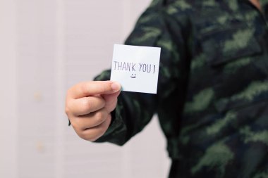 Tayland 'daki bir asker, askerlik hizmetinin duygusal bağını sergileyen Younote' a basit bir teşekkürle minnettarlığını sunuyor..