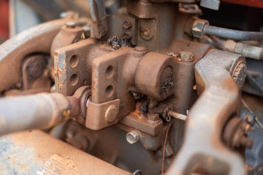 Hidrolik sistemlerin endüstriyel atölyedeki ağır makine bileşenleri yakından inceleniyor