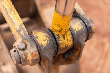 Ağır makine işletim şantiyesi. Endüstriyel çevre mekanik bileşenlerine yakından bak.