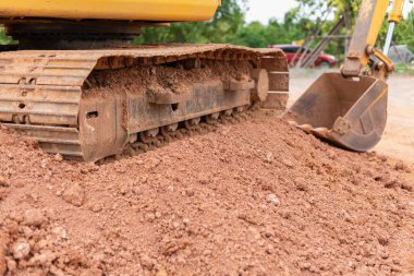 Kazı işleri inşaat alanı kentsel çevre ağır makineler yakın odaklı görünüm