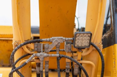 Hidrolik sistem inşaat şantiyesi makinelerine yakından bakıyor endüstriyel çevre teknik bakış açısı