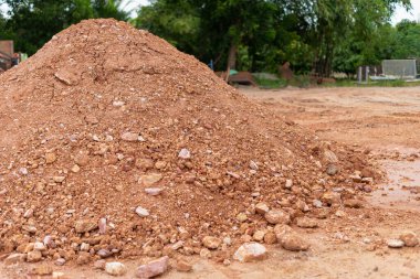 Kırsal alanda kırmızı toprak yığını ile inşaat çalışması doğal çevre zemin görünümü