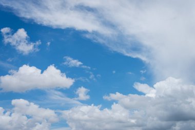 Bulutlu gökyüzü çeşitli gölgeler ve dokular gösteriyor. Doğanın geniş açılı görüntüsü.