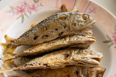 Kızarmış balık tabağı ev yemeği sıcak atmosfer yakın çekim mutfak lezzetleri