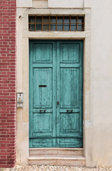 一座历史建筑的旧青绿色木门 — 图库照片