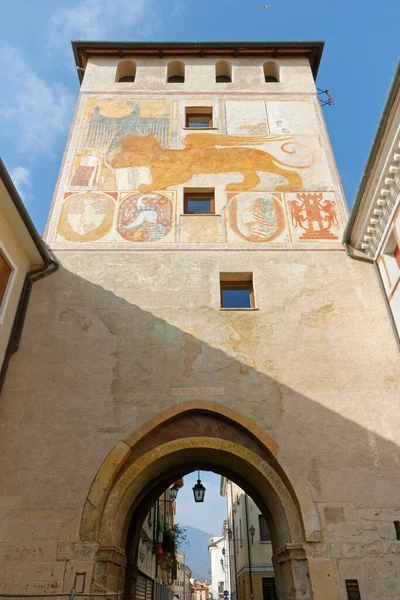 イタリア バッサーノ グラッパのDieda歴史的な町の門 フレスコ画のあるファサード — ストック写真