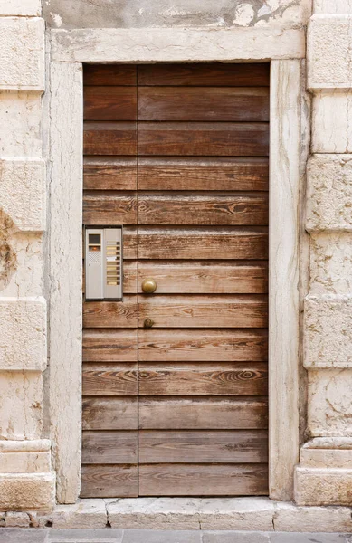 歴史的建造物の旧木造玄関ドア — ストック写真